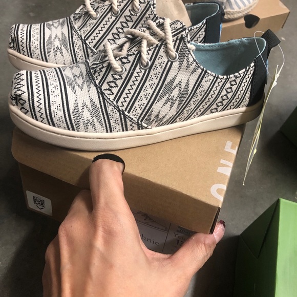 New Youth kids Girls Toms shoes size 12-4 - Picture 3 of 3